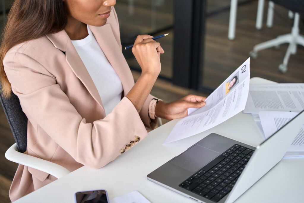 Recruteur étudiant un CV - ISG Luxury Management alternance dans le luxe