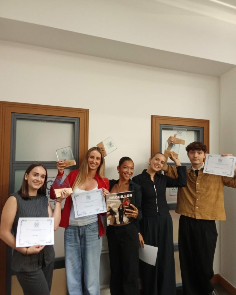 Remise des prix magazines à Paris : groupe .Brouillon