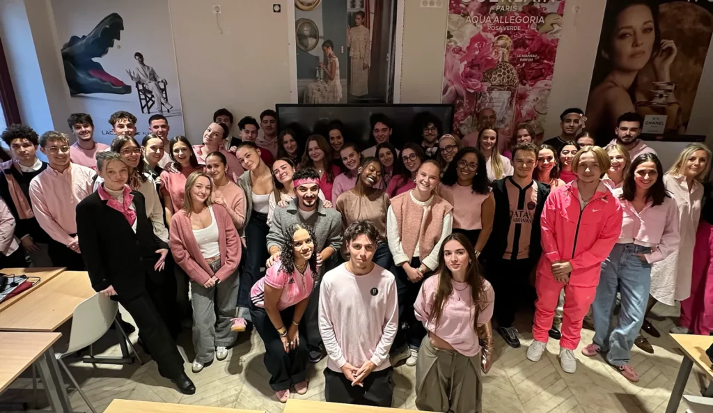 Les étudiants du campus ISG Luxury de Lyon habillés en rose - octobre 2025